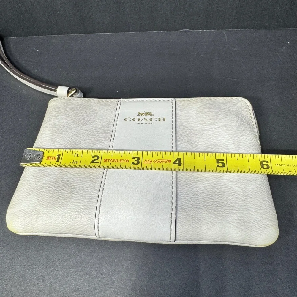 Coach Corner Zip Wristlet Clutch Wallet White Signature Stripe #D2057-58035 EUC‎